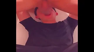 Joven atletico me atraganta en los ba&ntilde;os del centro comercial rico cruising